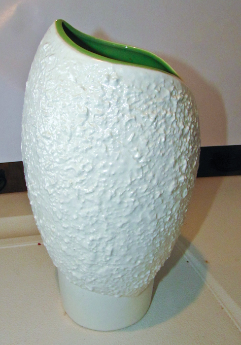 lot 120 image: Red Wing Vintage Belle Kogan vase B2106