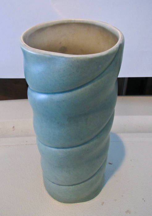 lot 121 image: Red Wing Vintage Swirl Vase 1235