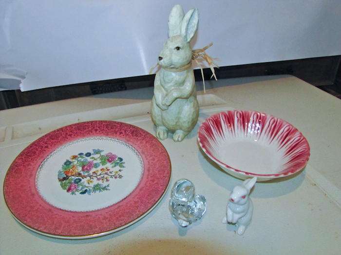 lot 127 image: Easter decor items
