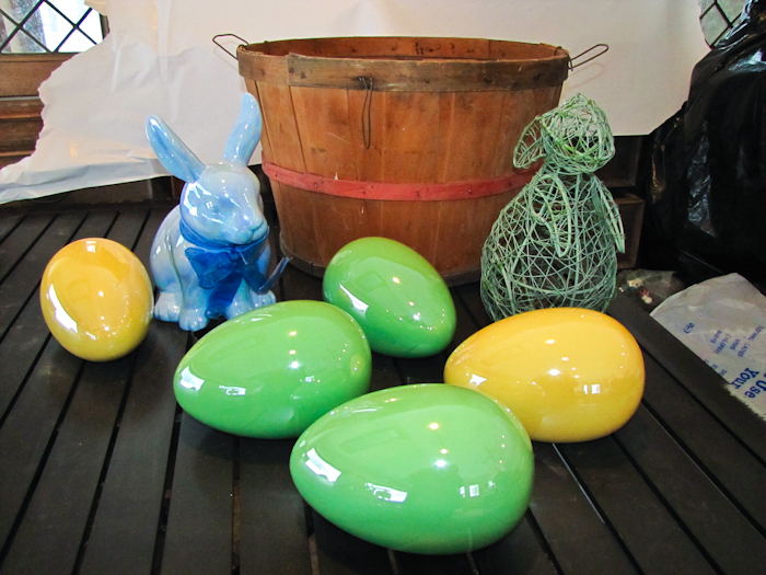 lot 134 image: Easter Decor items