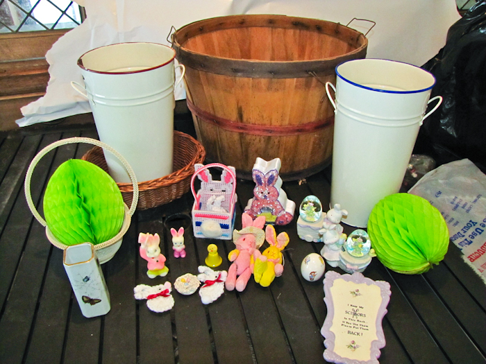 lot 135 image: Easter Decor items