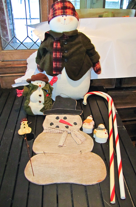lot 136 image: Christmas decor Santa snowman and more