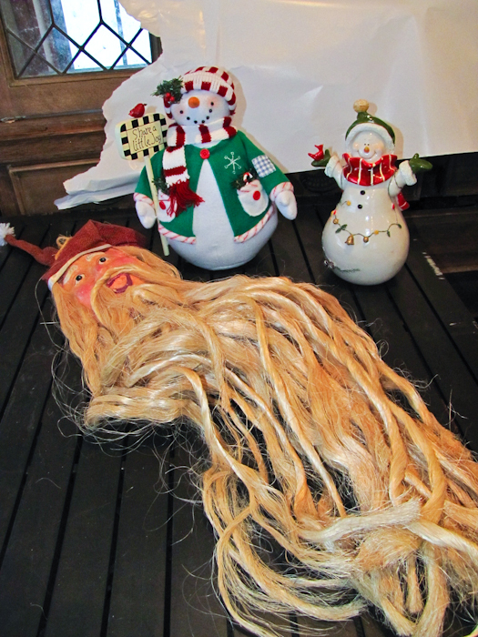 lot 138 image: Christmas decor Santa snowman and more