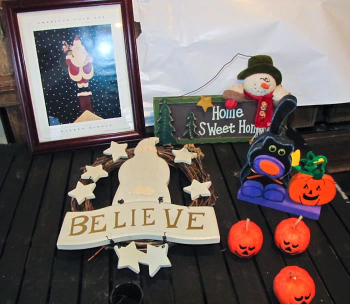 lot 139 image: Halloween decoration items