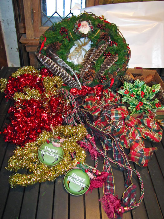 lot 141 image: Holiday floral type items please see photos
