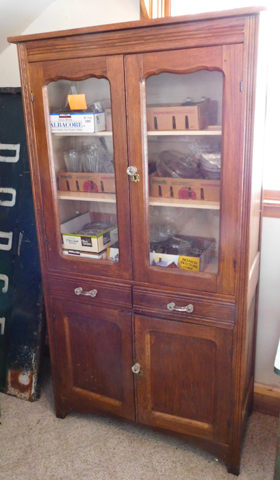 lot 9 image: Vintage china hutch two doors three shelves one drawer and lower cabinet