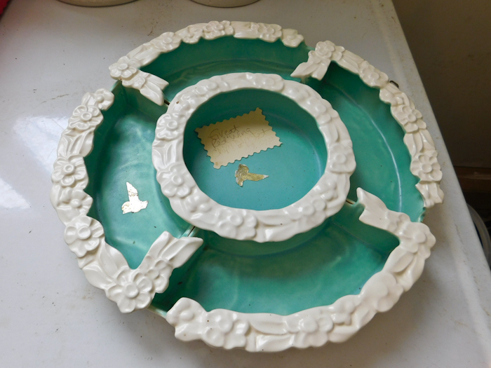 lot 39 image: Red Wing  Pottery Vintage  chip and dip set 380