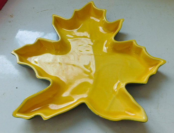 lot 43 image: Red Wing  Pottery Vintage  maple Leaf dish