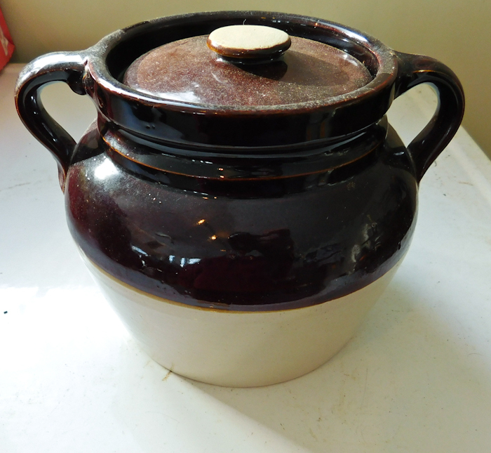 lot 48 image: Red Wing  Pottery Vintage dark brown bean pot with lid