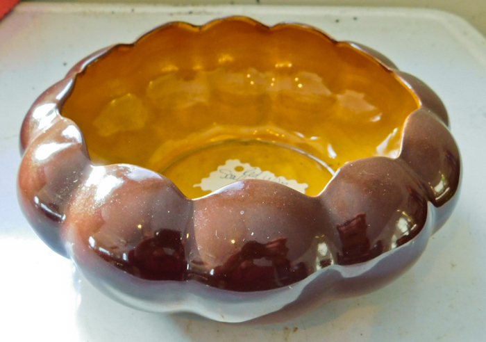lot 52 image: Red Wing Brown glazed scalloped bowl 278