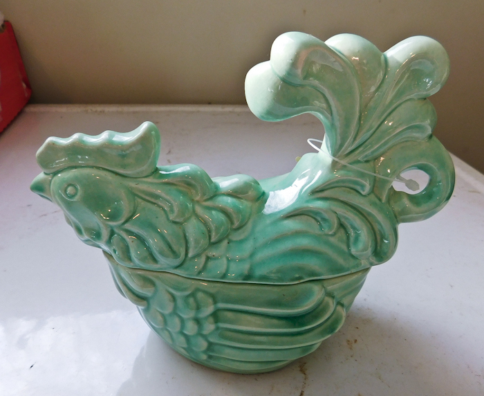lot 58 image: Red Wing  Pottery Vintage green rooster covered dish 250