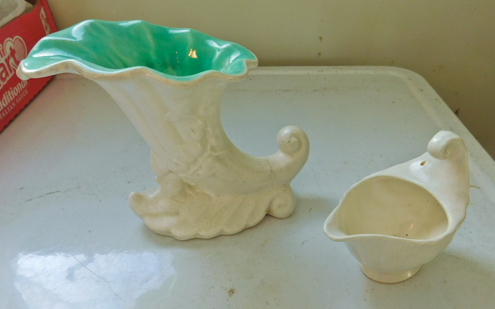 lot 60 image: Red Wing  Pottery Vintage  seashell shaped 1087 and smaller piece