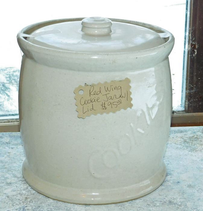 lot 85 image: Red Wing  Pottery Vintage  cookie jar with lid