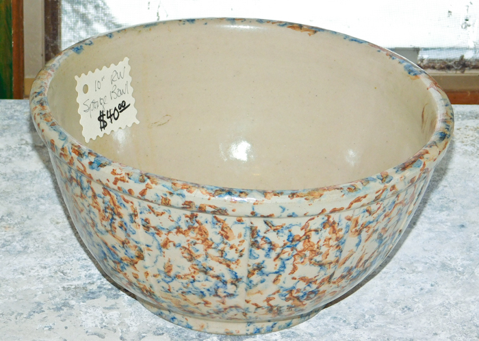 lot 86 image: Red Wing vintage saffron spongeware mixing bowl 10
