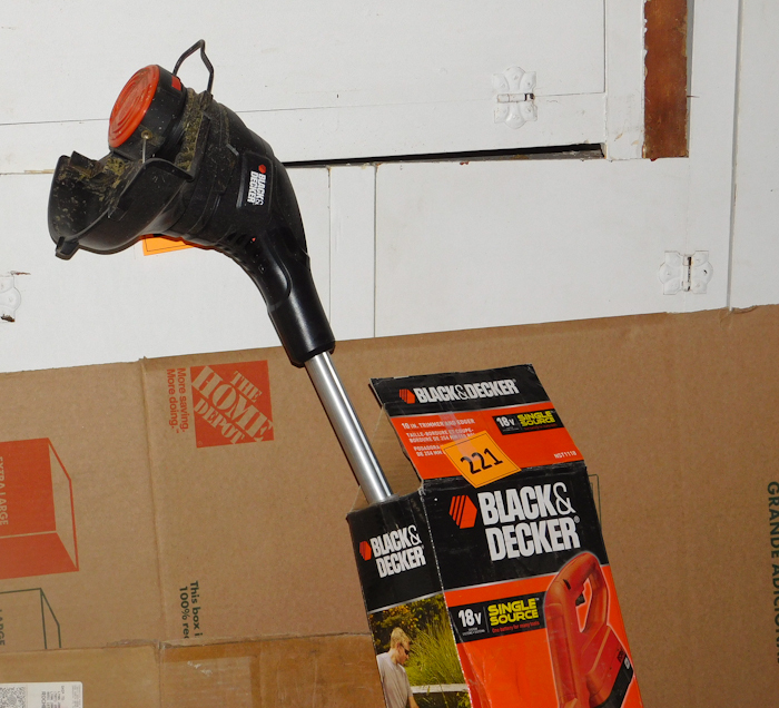 lot 221 image: black and decker 18v rechargeable cordless trimmer