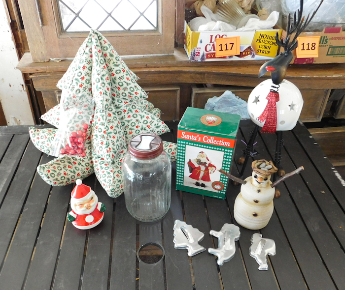 lot 144 image: vintage and modern collectible Christmas