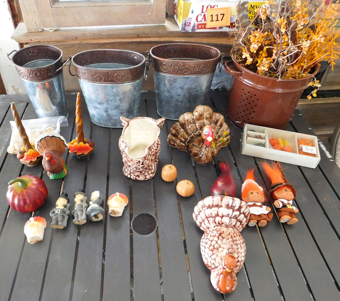 lot 145 image: lot of Thanksgiving decorative items