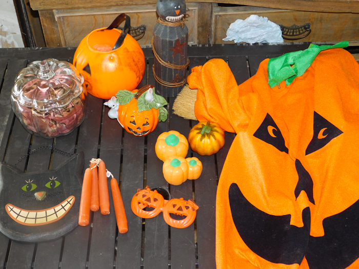 lot 146 image: Halloween decoration items