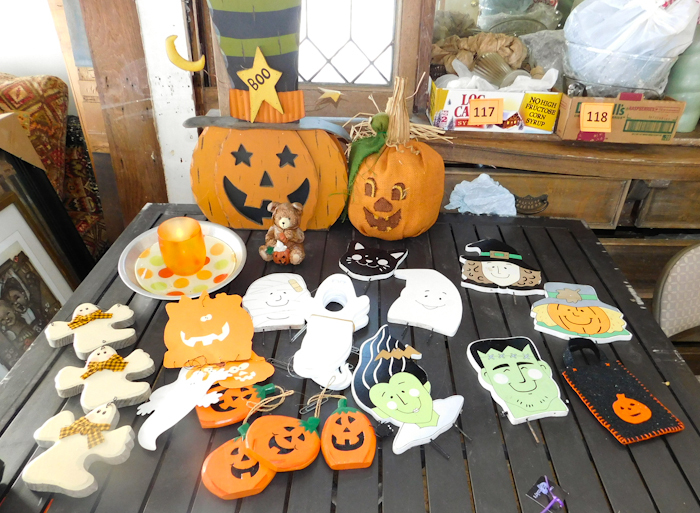 lot 147 image: Halloween decoration items