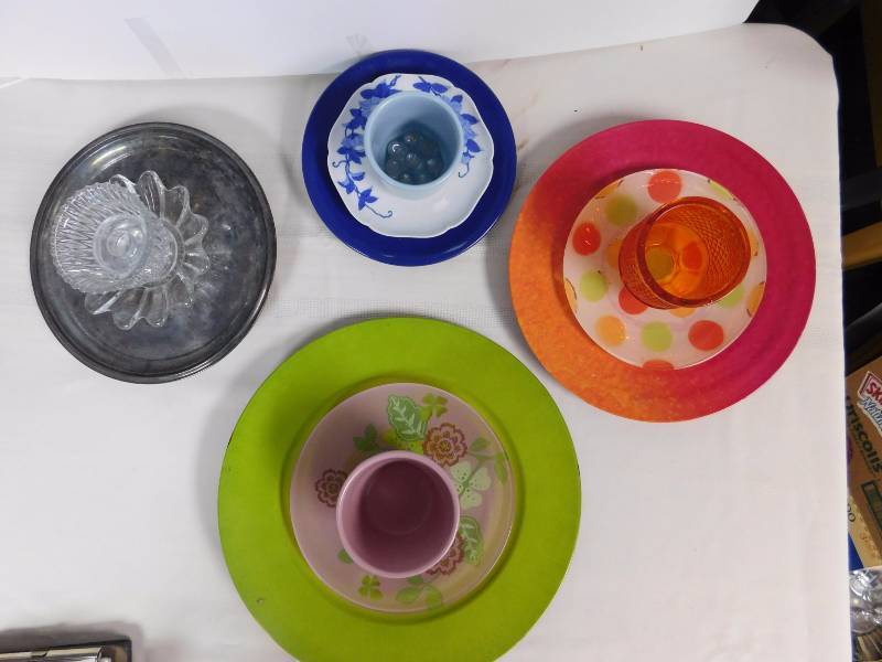 lot 152 image: 4 sets of Glass and plate garden art sun catchers