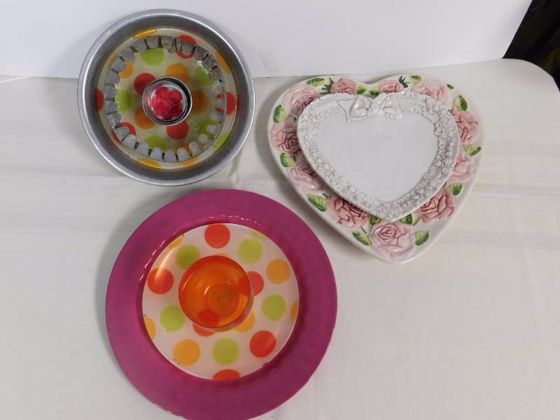 lot 155 image: 3 sets of Glass and plate garden art sun catchers