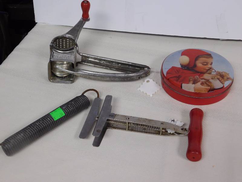 lot 167 image: vintage kitchen items