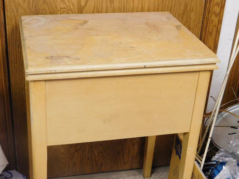 lot 174 image: Vintage wood side table