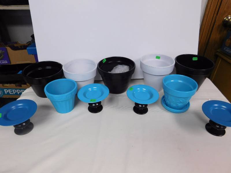 lot 178 image: Decorative items planters and candle holders