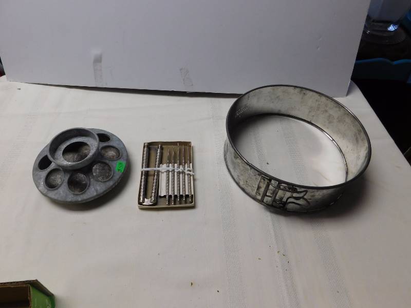 lot 193 image: Vintage kitchen items & metal bird feeder base