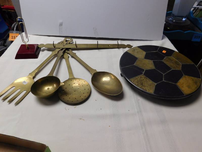 lot 194 image: vintage brass decorative items