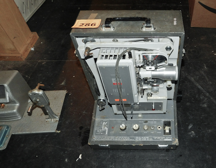 lot 286 image: Kodak Pageant sound projector model AV-126 TR and screen