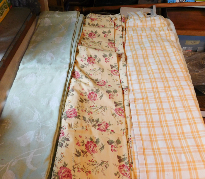 lot 301 image: Lot of 3 Curtains (fabric)