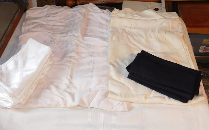 lot 303 image: Two white table cloths and two set of napkins