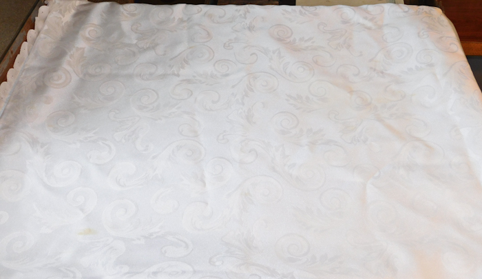 lot 304 image: Amazing white table clothe this one is very high end......
