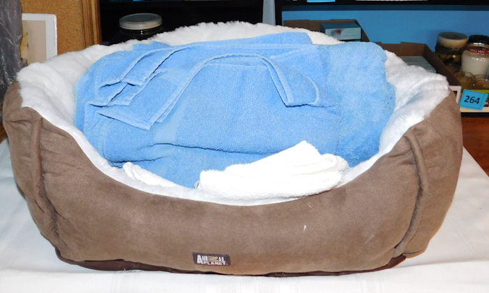 lot 316 image: New unused Animal planet small dog bed