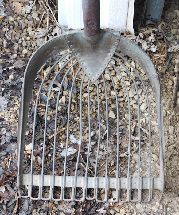 lot 323 image: Vintage slotted shovel for filtering solids while shoveling