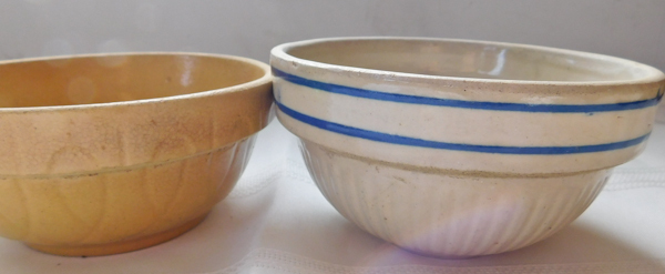 lot 339 image: Vintage Watt Ovenware bowl in Loops Pattern & Red Wing Pottery spongeware 5 bowl