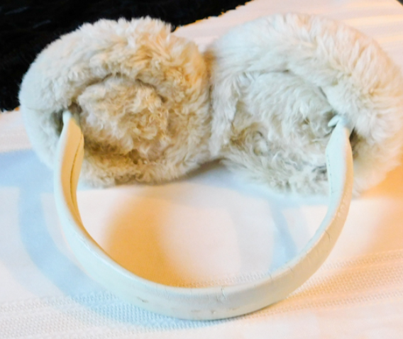 lot 344 image: Fur pieces..ear muffs and shoulder wrap