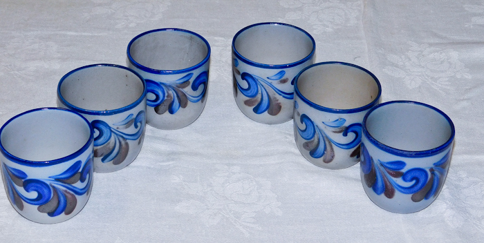 lot 26 image: six unmarked matching tea cups