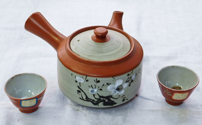 lot 49 image: very nice japanese style tea pot and small sake cups