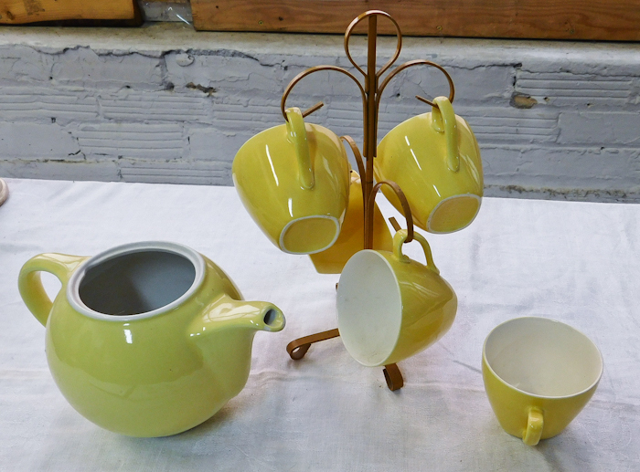 lot 50 image: Yellow Hall pitcher with cup tree and 5 yellow cups