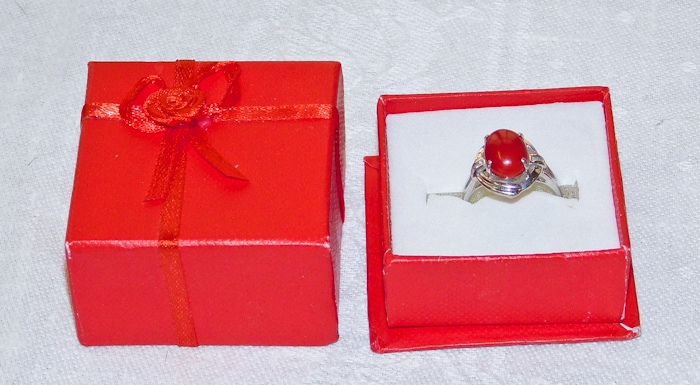 lot 5 image: 14 Kt White Gold ring with Carnelian red stone and 4 diamond chips
