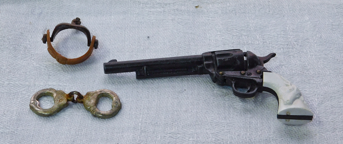 lot 69 image: mini western toy items pistol, handcuffs, spur