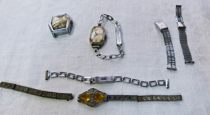 lot 73 image: several vintage watch items mostly for parts