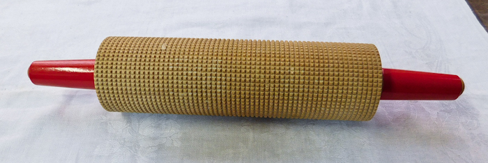 lot 74 image: Scandinavian knackebrod rolling pin