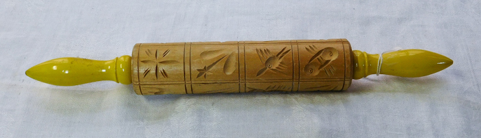 lot 77 image: German cookie springerle rolling pin