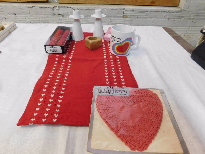 lot 84 image: Valentines Day lot of decorative items