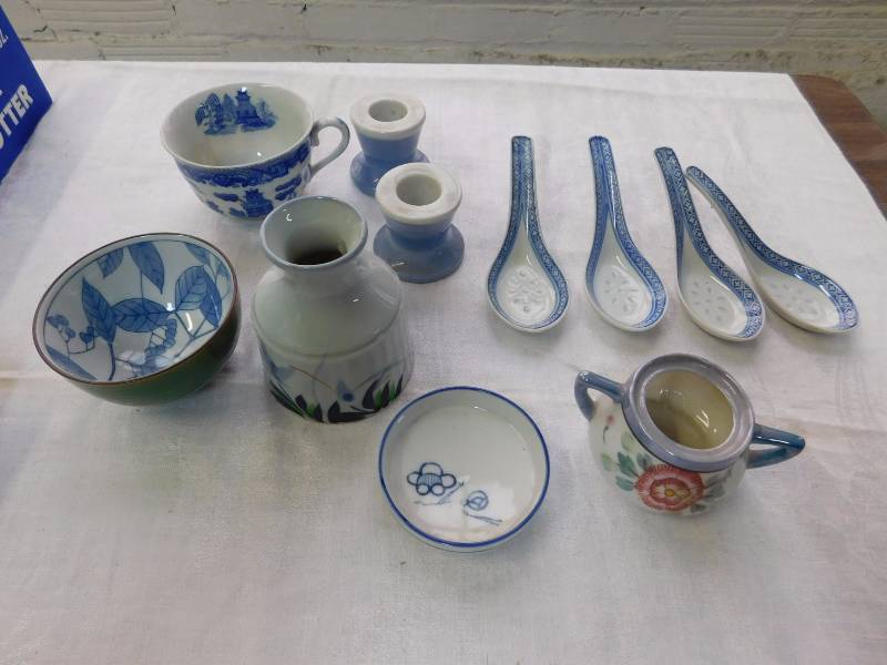 lot 89 image: collection of japanese items