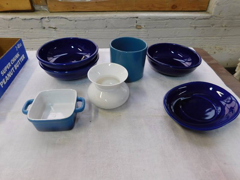 lot 98 image: Mervyns Japan dark blue ceramic items and other made in Japan items