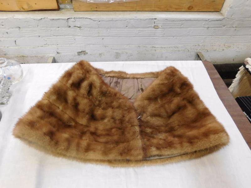 lot 3 image: beautiful vintage fur shoulder wrap signed Dianne Hayes